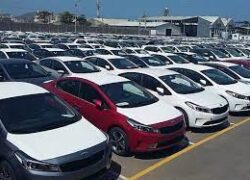 خودروهای وارداتی با قیمت ۷۰۰ میلیون تومان حراج می‌شوند