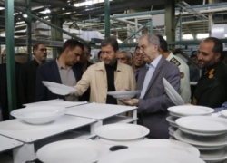 استاندار اصفهان از خط تولید پیشرفته کارخانه چینی زرین بازدید کرد