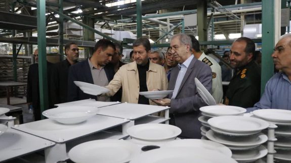 استاندار اصفهان از خط تولید پیشرفته کارخانه چینی زرین بازدید کرد