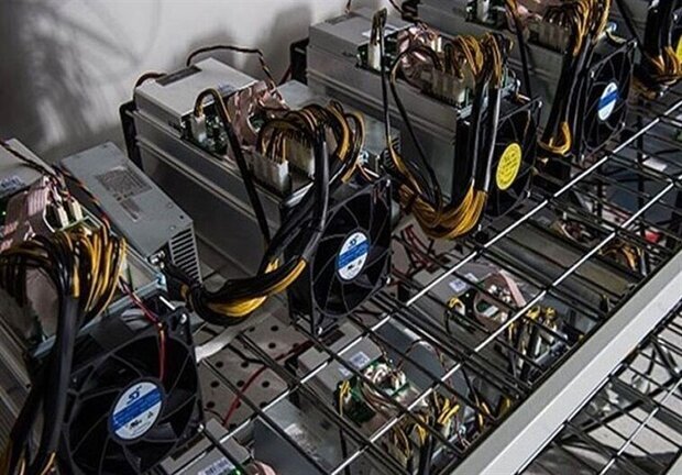 کشف ۳۰ دستگاه استخراج ارز دیجیتال قاچاق در کاشان