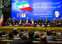 وزیر امور خارجه: تحریم را باید پذیرفت و با آن زندگی کرد / فرش، سفیر فرهنگی و اقتصادی ایران است