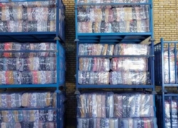 اهدای ۱۳۶۳ تخته پتو به هلال‌احمر اصفهان