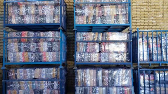 اهدای ۱۳۶۳ تخته پتو به هلال‌احمر اصفهان