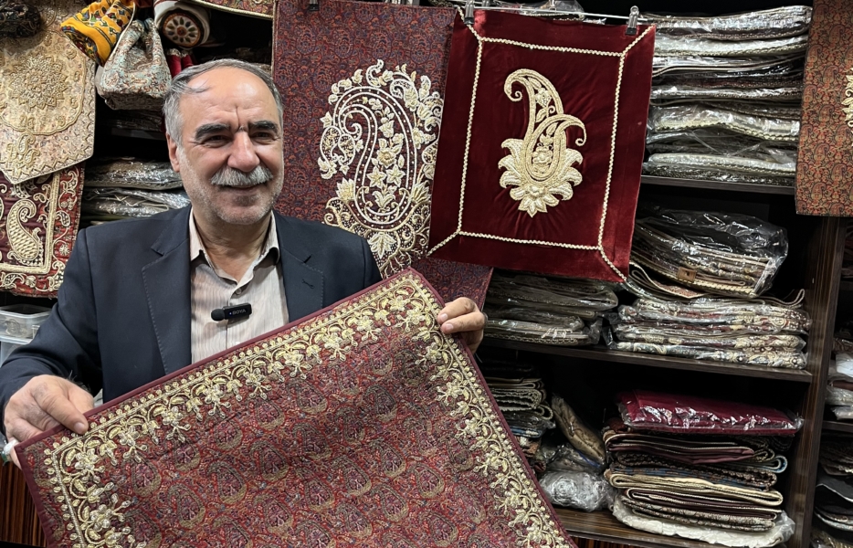 گزارش میدانی از بازار ترمه اصفهان؛ از ترمه‌های لاکی قدیمی تا محصولات ۲۴ رنگ امروزی